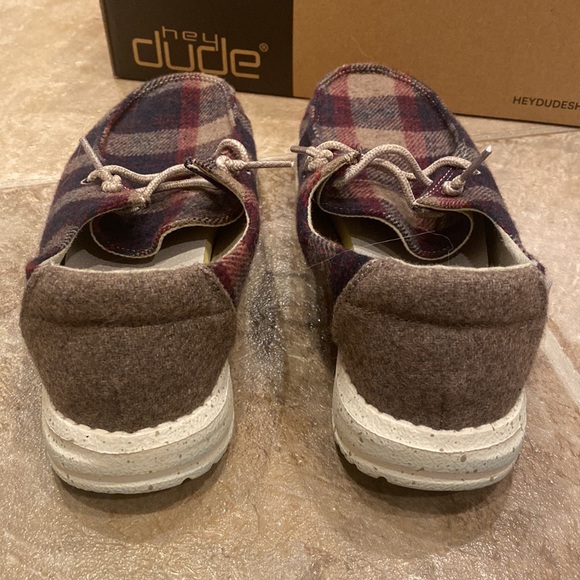 Hey dudes. Basically new. Size 6 (fits more like 7) - Picture 4 of 5